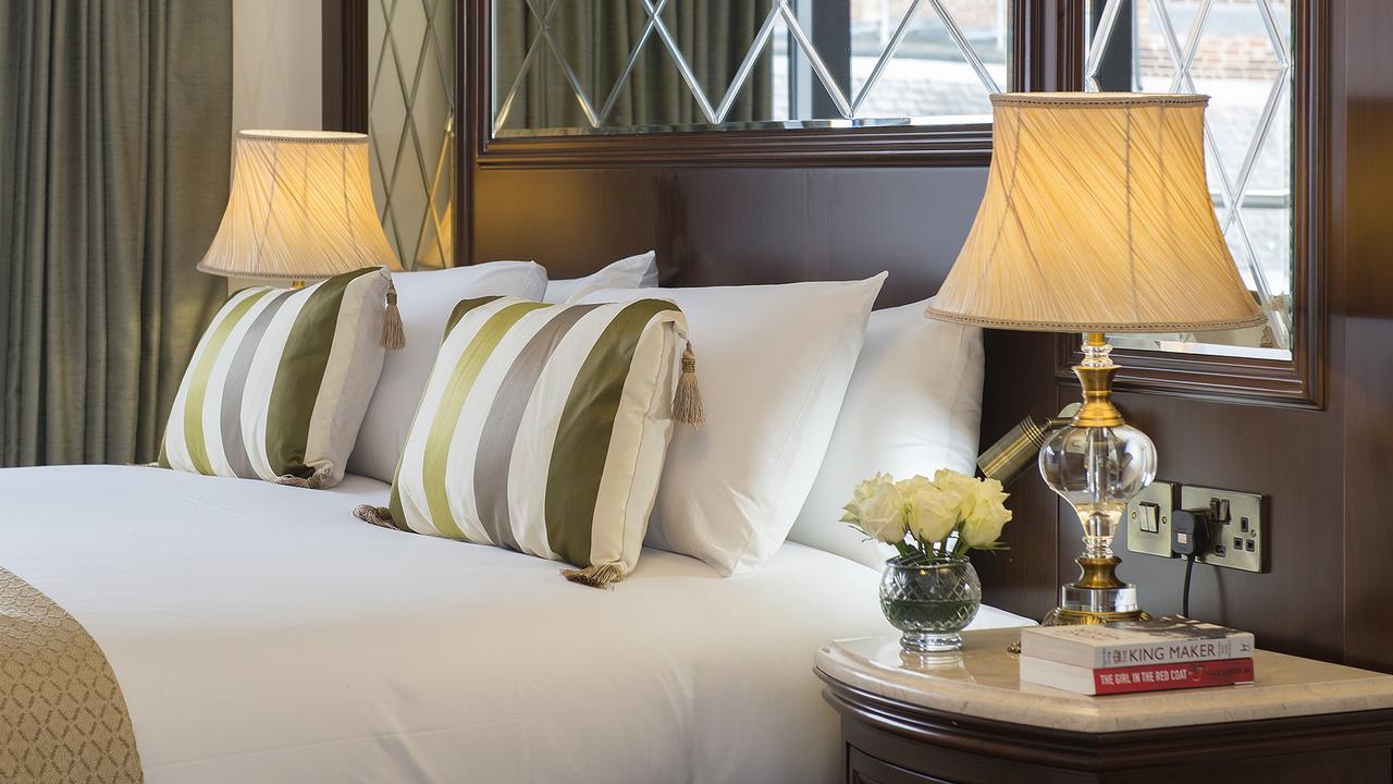 The George Street Hotel Oxford Exteriér fotografie A bedroom at The Imperial