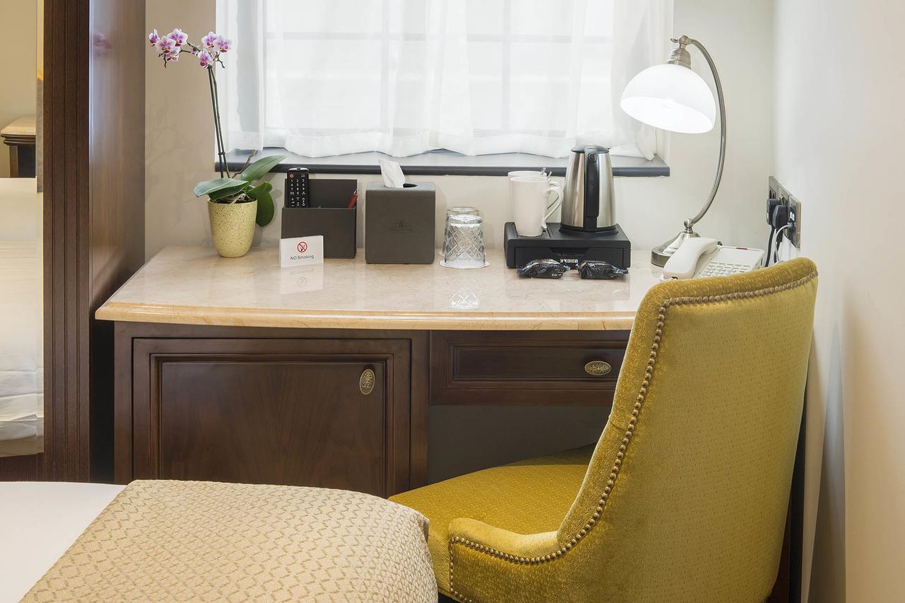 The George Street Hotel Oxford Exteriér fotografie A desk with a built-in lamp