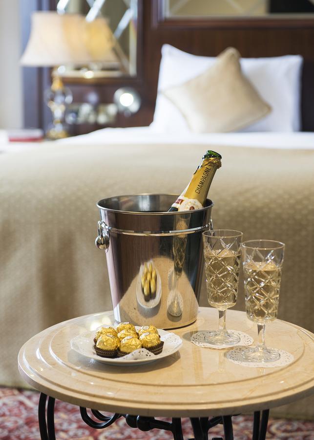 The George Street Hotel Oxford Exteriér fotografie Champagne in a champagne bucket
